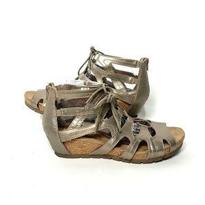Earth Origins Lace up Gladiator Sandals in Platinum 11W (Wide)